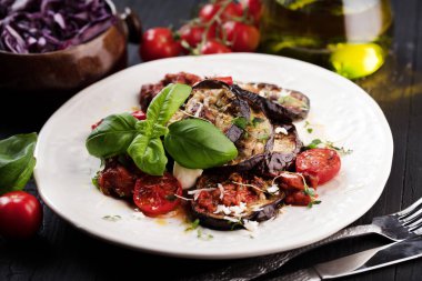 siyah arka planda, üstten görünüm, sırlı ızgara patlıcan alanı Kopyala