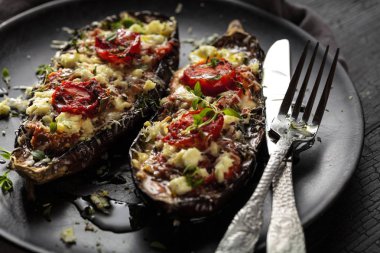 siyah arka planda, üstten görünüm, sırlı ızgara patlıcan alanı Kopyala