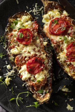 siyah arka planda, üstten görünüm, sırlı ızgara patlıcan alanı Kopyala