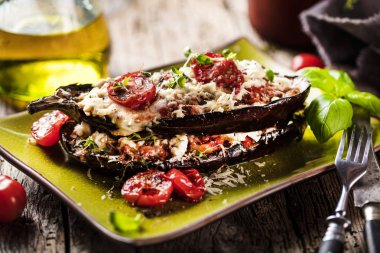 siyah arka planda, üstten görünüm, sırlı ızgara patlıcan alanı Kopyala