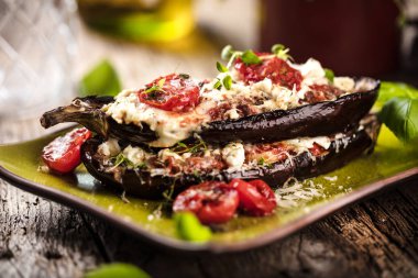 siyah arka planda, üstten görünüm, sırlı ızgara patlıcan alanı Kopyala