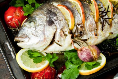 Kavrulmuş patates ve sebze ile ızgara balık