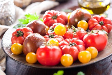 Renkli domates, kırmızı, sarı, turuncu, yeşil vintage ahşap zemin üzerine