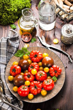 Renkli domates, kırmızı, sarı, turuncu, yeşil vintage ahşap zemin üzerine