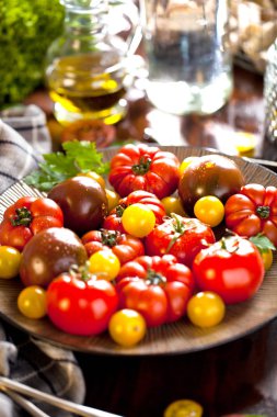 Renkli domates, kırmızı, sarı, turuncu, yeşil vintage ahşap zemin üzerine