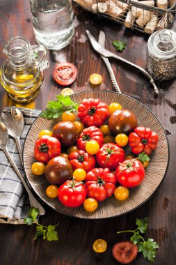 Renkli domates, kırmızı, sarı, turuncu, yeşil vintage ahşap zemin üzerine