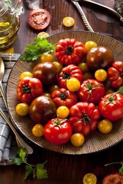 Renkli domates, kırmızı, sarı, turuncu, yeşil vintage ahşap zemin üzerine