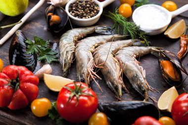 Çiğ karides, domates, biber, limon ve sarımsak Kral