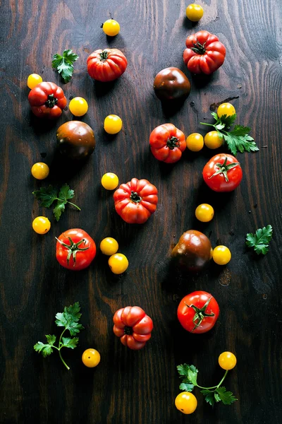 Bunte Tomaten Rot Gelb Orange Grün Auf Altem Holzgrund — Stockfoto