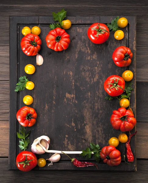 Bunte Tomaten Rot Gelb Orange Grün Auf Altem Holzgrund — Stockfoto