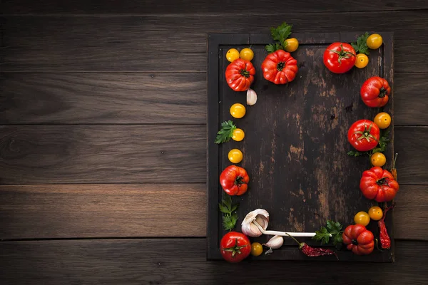 Bunte Tomaten Rot Gelb Orange Grün Auf Altem Holzgrund — Stockfoto