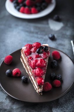 Katmanlı kremalı meyveli kekin yakın çekim görüntüsü.