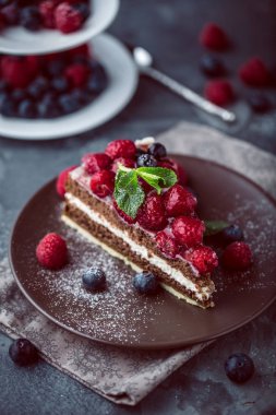 Katmanlı kremalı meyveli kekin yakın çekim görüntüsü.