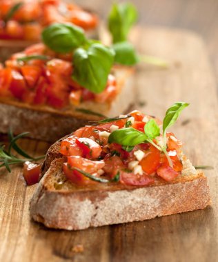 Tost ekmeği dilimlenmiş, fesleğenle süslenmiş