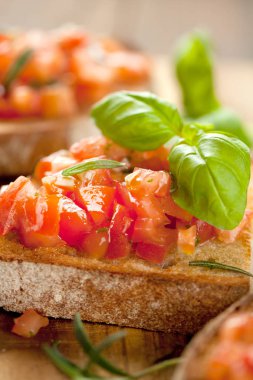 Tost ekmeği dilimlenmiş, fesleğenle süslenmiş