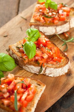 Tost ekmeği dilimlenmiş, fesleğenle süslenmiş