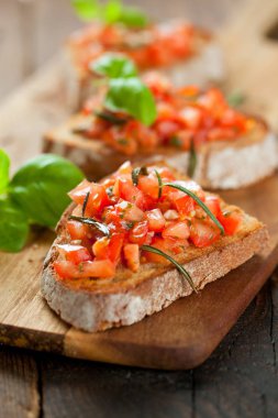 Tost ekmeği dilimlenmiş, fesleğenle süslenmiş