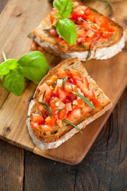 Tost ekmeği dilimlenmiş, fesleğenle süslenmiş