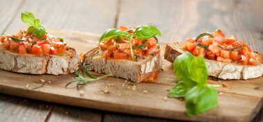 Tost ekmeği dilimlenmiş, fesleğenle süslenmiş