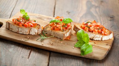 Tost ekmeği dilimlenmiş, fesleğenle süslenmiş