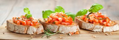 Tost ekmeği dilimlenmiş, fesleğenle süslenmiş