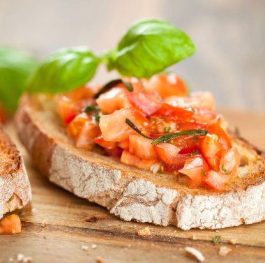 Tost ekmeği dilimlenmiş, fesleğenle süslenmiş