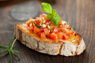 Tost ekmeği dilimlenmiş, fesleğenle süslenmiş
