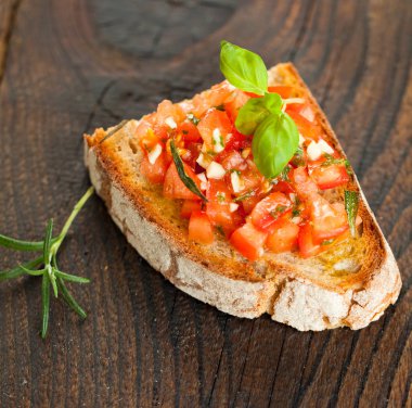 Tost ekmeği dilimlenmiş, fesleğenle süslenmiş