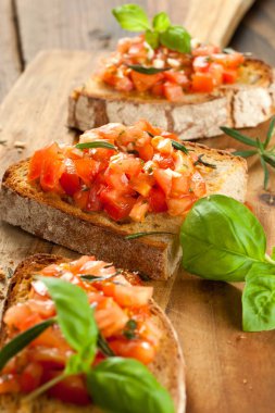 Tost ekmeği dilimlenmiş, fesleğenle süslenmiş