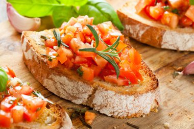 Tost ekmeği dilimlenmiş, fesleğenle süslenmiş
