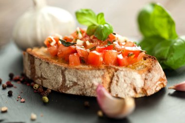 Tost ekmeği dilimlenmiş, fesleğenle süslenmiş