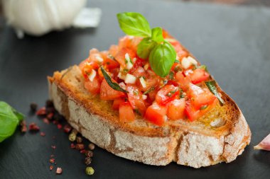 Tost ekmeği dilimlenmiş, fesleğenle süslenmiş