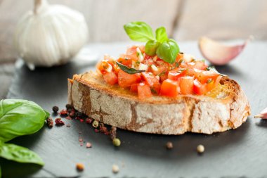 Tost ekmeği dilimlenmiş, fesleğenle süslenmiş