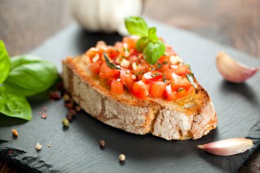 Tost ekmeği dilimlenmiş, fesleğenle süslenmiş