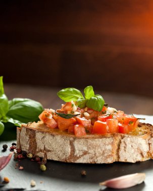 Tost ekmeği dilimlenmiş, fesleğenle süslenmiş