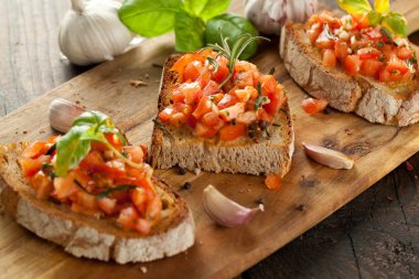 Tost ekmeği dilimlenmiş, fesleğenle süslenmiş