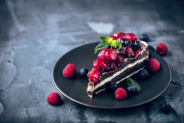 Portion Geschichteter Cremiger Obstkuchen Mit Nahsicht — Stockfoto