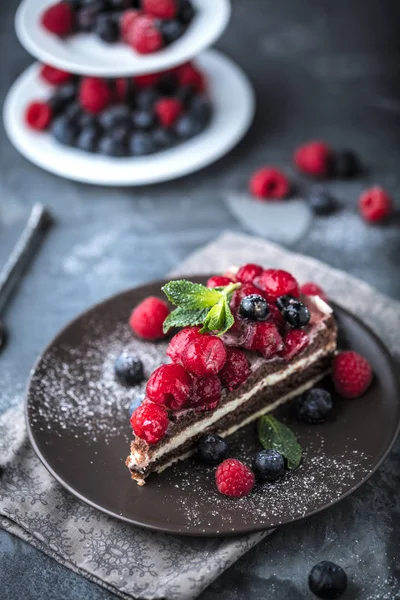 Portion Layered Creamy Fruit Cake Close View — Stock Photo, Image