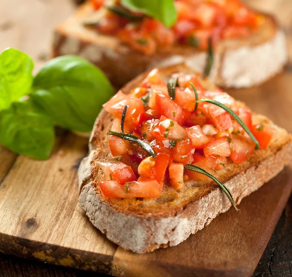 Bruschetta Fette Baguette Tostate Guarnite Con Basilico — Foto Stock