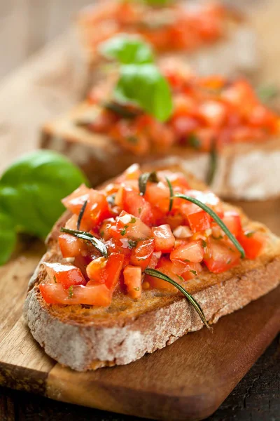 Bruschetta Sobre Rebanadas Baguette Tostada Adornada Con Albahaca — Foto de Stock