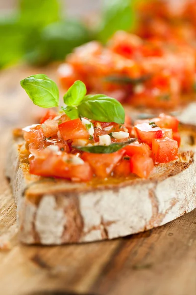 Bruschetta Sobre Rebanadas Baguette Tostada Adornada Con Albahaca — Foto de Stock