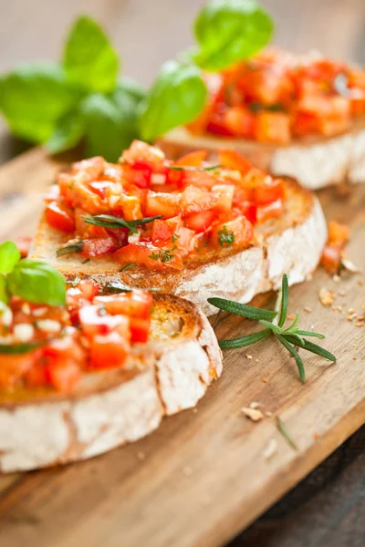 Tost ekmeği dilimlenmiş, fesleğenle süslenmiş