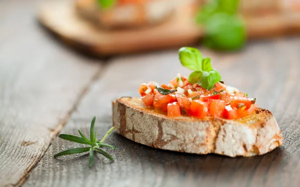 Bruschetta Plasterkach Tostowej Bagietki Ozdobionej Bazylią — Zdjęcie stockowe