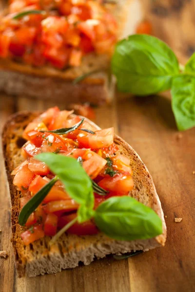 Bruschetta Fette Baguette Tostate Guarnite Con Basilico — Foto Stock