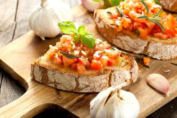 Bruschetta Fette Baguette Tostate Guarnite Con Basilico — Foto Stock