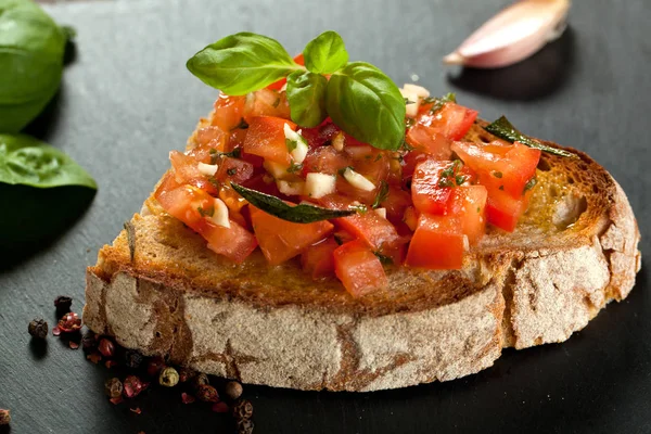 Bruschetta Sobre Rebanadas Baguette Tostada Adornada Con Albahaca —  Fotos de Stock