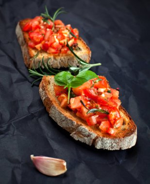 Tost ekmeği dilimlenmiş, fesleğenle süslenmiş