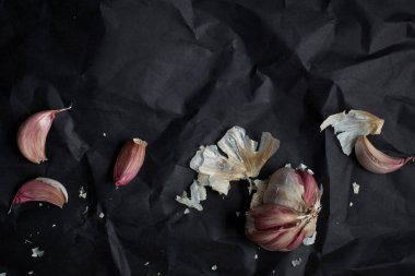 Tost ekmeği dilimlenmiş, fesleğenle süslenmiş