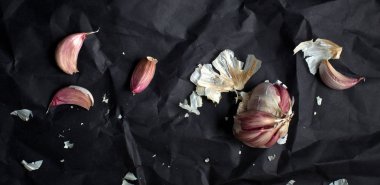 Tost ekmeği dilimlenmiş, fesleğenle süslenmiş