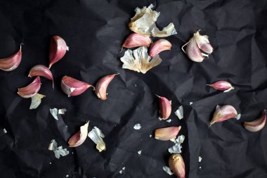 Tost ekmeği dilimlenmiş, fesleğenle süslenmiş